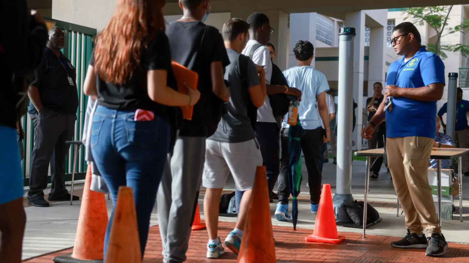 Amerikaanse scholen gaven $4 mld uit aan fysieke veiligheidsharding — Learning Policy Institute stelt dat wapendetectie-tech vertrouwen erodeert en geld meer rendement haalt in schoolklimaat-werk